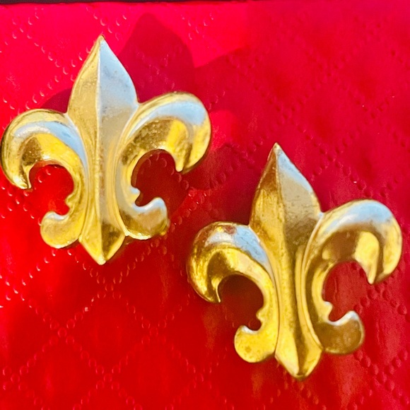 Two Vintage Gold Metal Fleur de Lis Lapel Pins Bundle - Picture 3 of 7